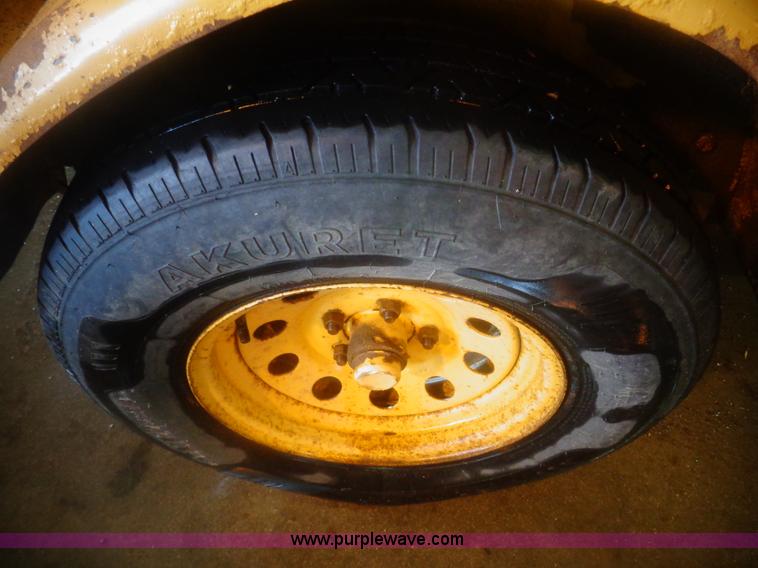 image for item AL9241 2000 Vermeer 935BC Auto Feed II wood chipper