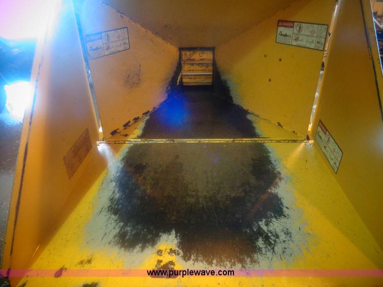 image for item AL9241 2000 Vermeer 935BC Auto Feed II wood chipper