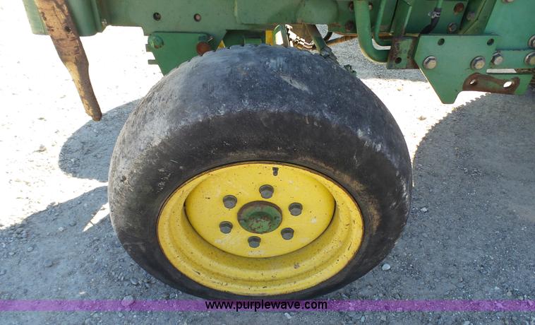 image for item AO9919 1995 John Deere 870 tractor