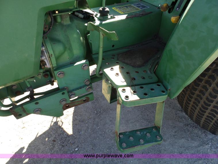 image for item AO9919 1995 John Deere 870 tractor