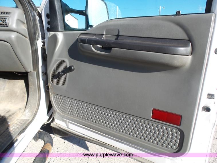 image for item AO9922 2006 Ford F550 bucket truck