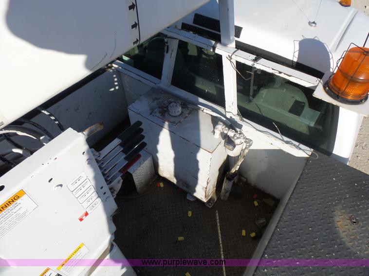 image for item AO9922 2006 Ford F550 bucket truck