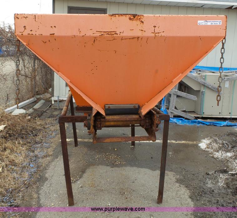 image for item BN9039 Monroe V-box spreader