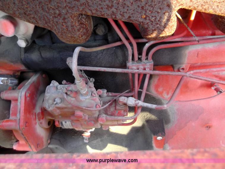 image for item F1126 1984 John Deere 401B tractor