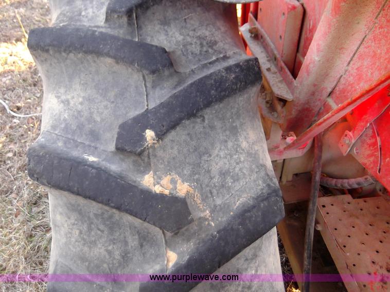 image for item F1126 1984 John Deere 401B tractor