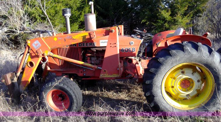 image for item F1127 1982 John Deere 401B tractor