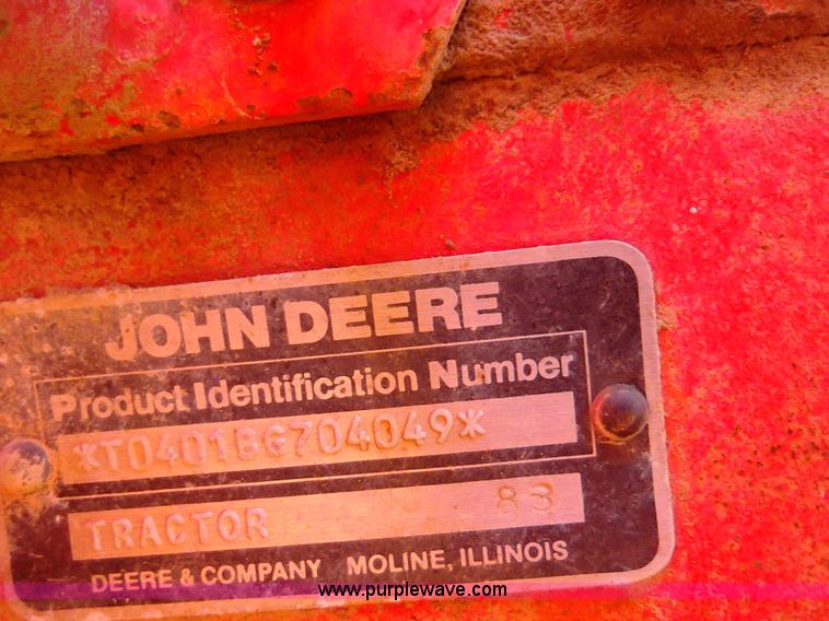 image for item F1127 1982 John Deere 401B tractor