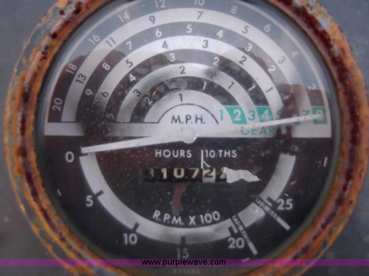 image for item F1127 1982 John Deere 401B tractor