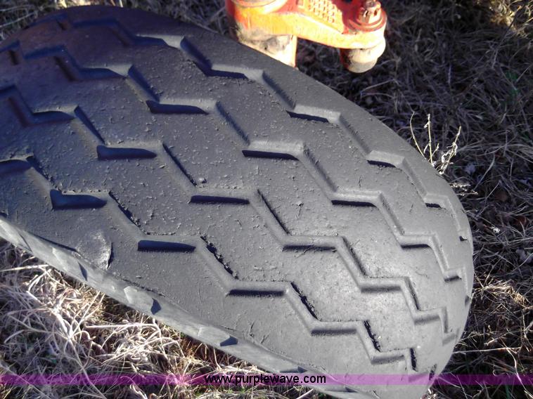 image for item F1127 1982 John Deere 401B tractor