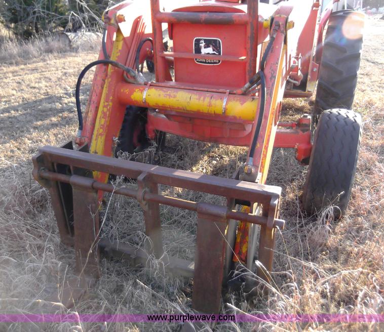 image for item F1127 1982 John Deere 401B tractor