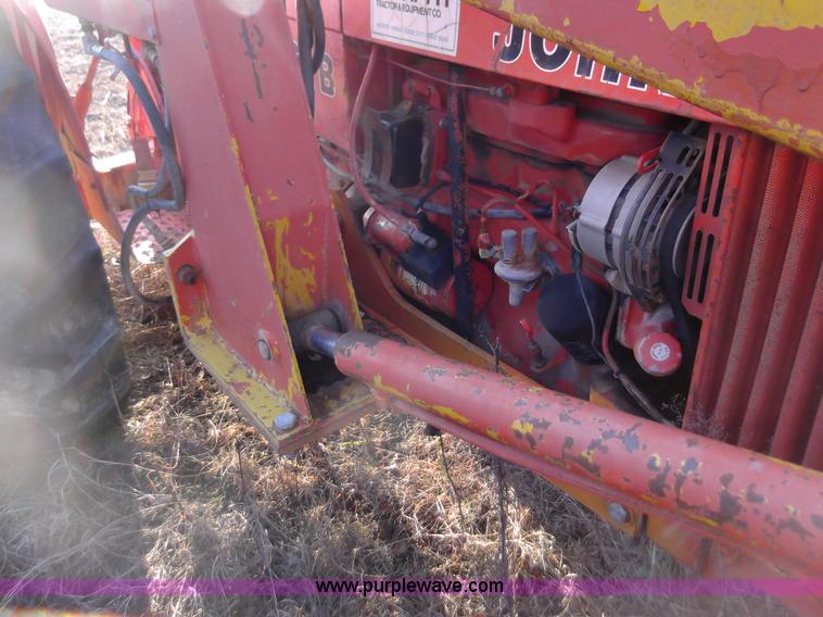 image for item F1127 1982 John Deere 401B tractor