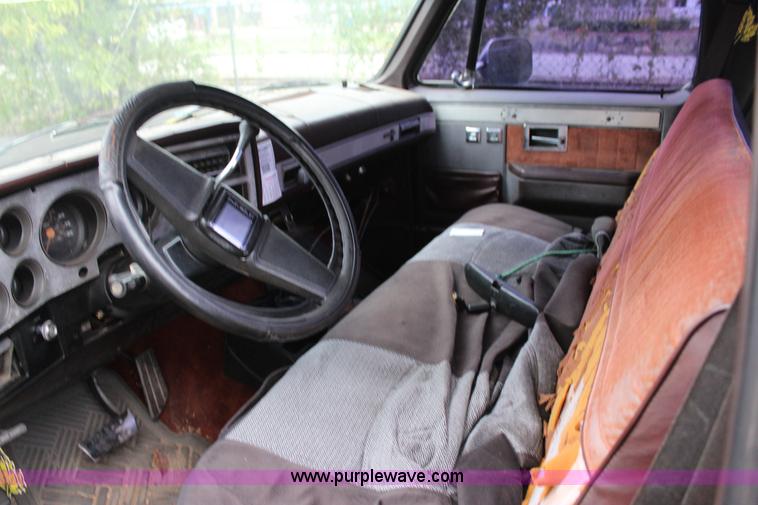 image for item J4363 1985 Chevrolet Silverado 1500 pickup truck