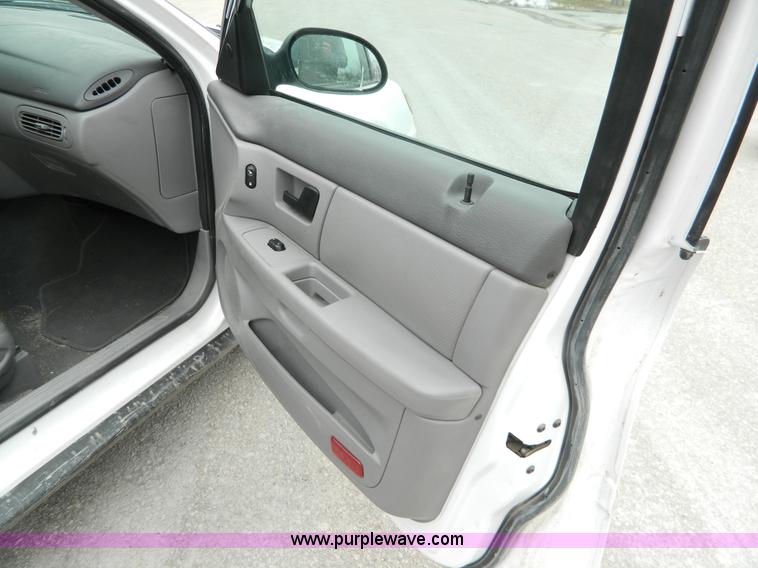 image for item J5147 2005 Ford Taurus