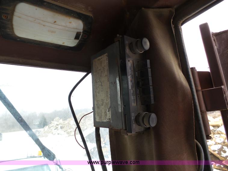 image for item J7372 Case 821 wheel loader