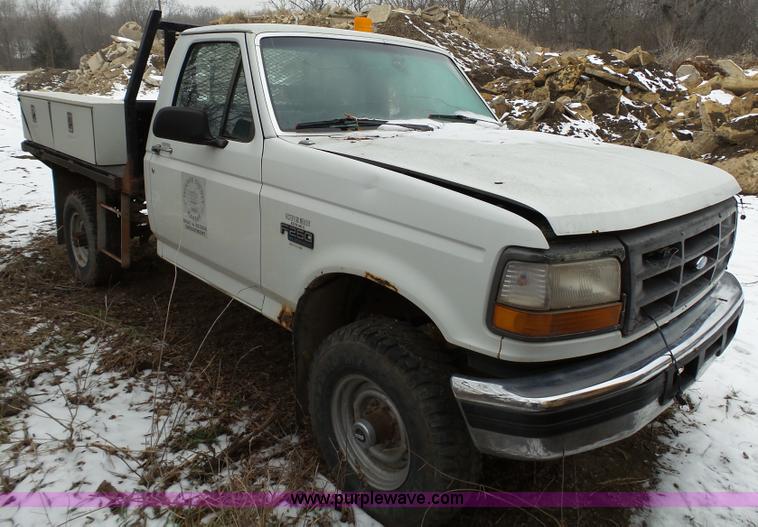 image for item J7373 1994 Ford F250 XL HD flatbed pickup truck