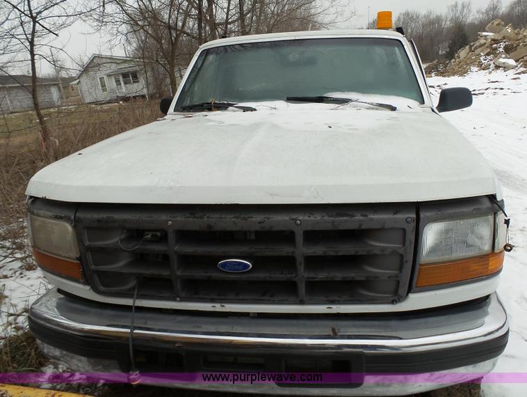 image for item J7373 1994 Ford F250 XL HD flatbed pickup truck