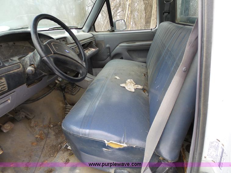 image for item J7373 1994 Ford F250 XL HD flatbed pickup truck