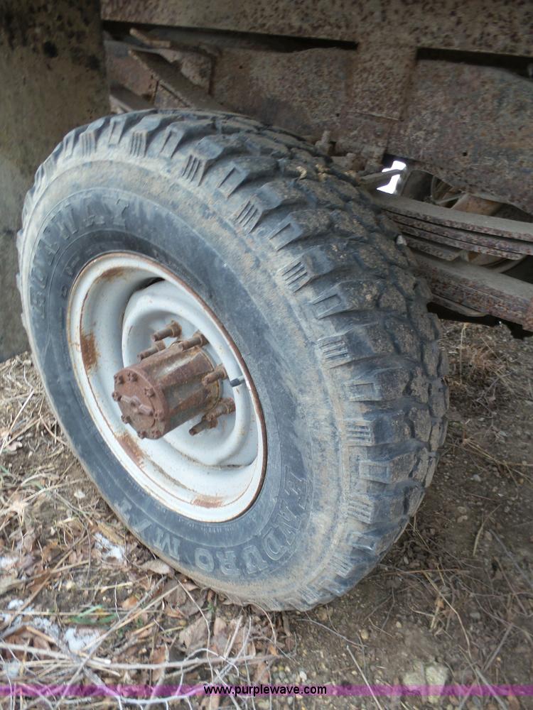 image for item J7373 1994 Ford F250 XL HD flatbed pickup truck