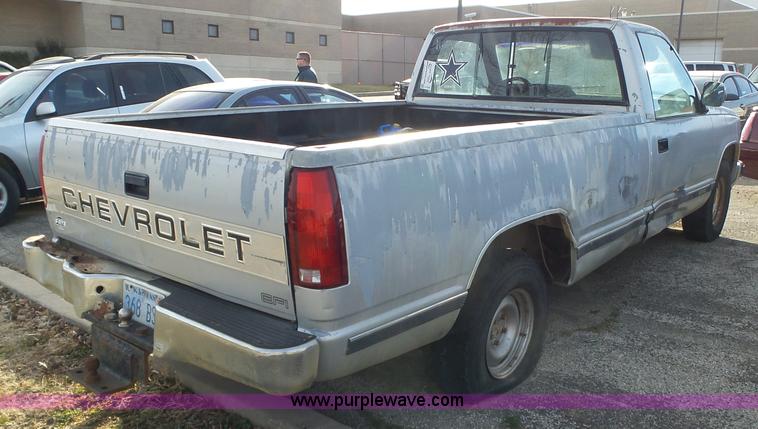 image for item J7645 1989 Chevrolet 1500 pickup truck