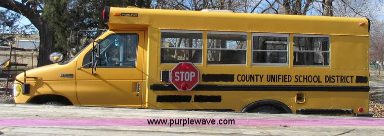 image for item J7662 1995 Ford Econoline E350 school bus