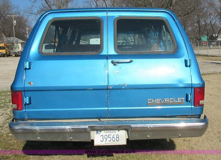 image for item J7665 1991 Chevrolet Suburban R1500 SUV