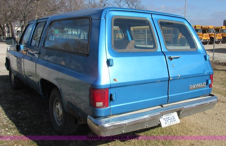 image for item J7665 1991 Chevrolet Suburban R1500 SUV