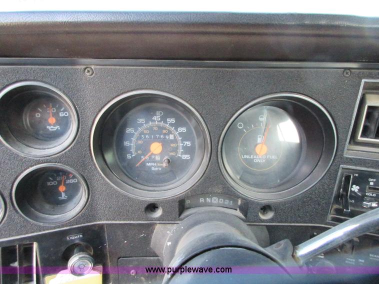 image for item J7665 1991 Chevrolet Suburban R1500 SUV