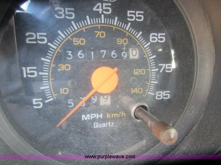 image for item J7665 1991 Chevrolet Suburban R1500 SUV