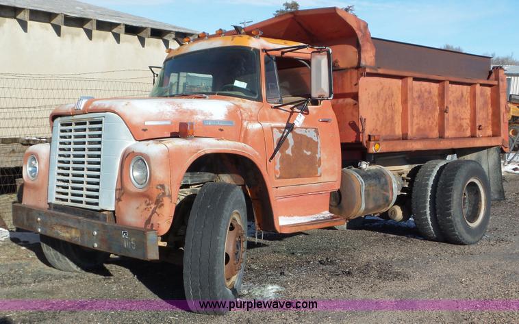 image for item K6960 1972 International Loadstar 1800 dump truck