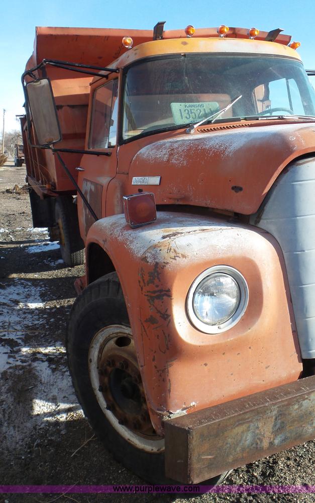 image for item K6960 1972 International Loadstar 1800 dump truck