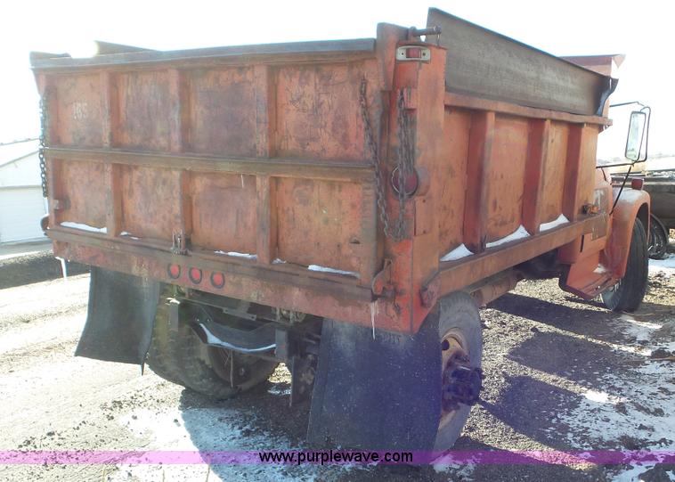 image for item K6960 1972 International Loadstar 1800 dump truck