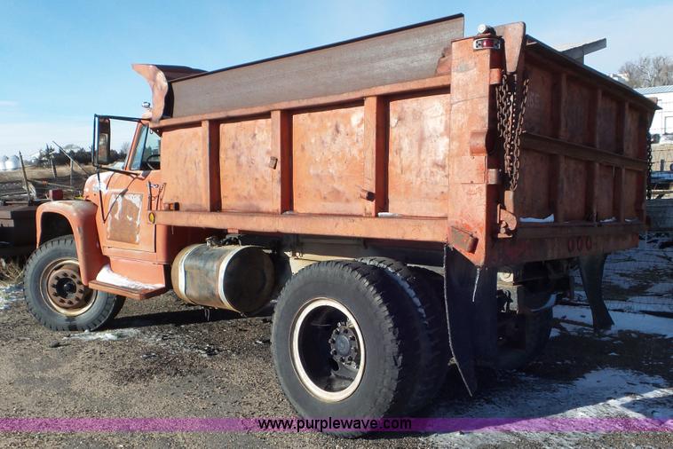 image for item K6960 1972 International Loadstar 1800 dump truck