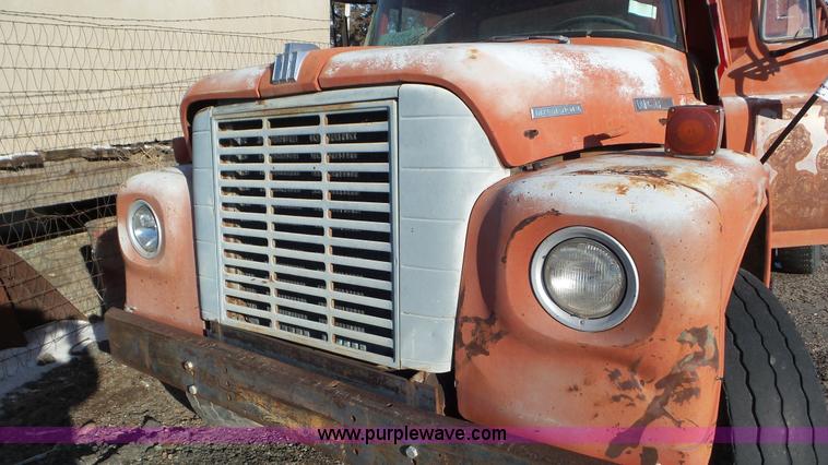 image for item K6960 1972 International Loadstar 1800 dump truck