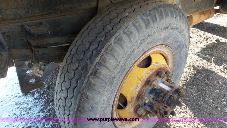 image for item K6960 1972 International Loadstar 1800 dump truck