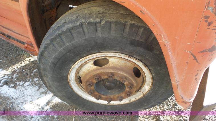 image for item K6960 1972 International Loadstar 1800 dump truck