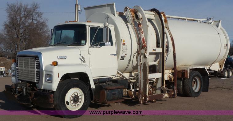image for item K6962 1990 Ford LN8000 refuse truck