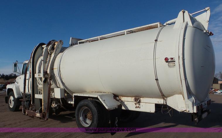 image for item K6962 1990 Ford LN8000 refuse truck