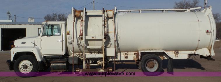 image for item K6962 1990 Ford LN8000 refuse truck