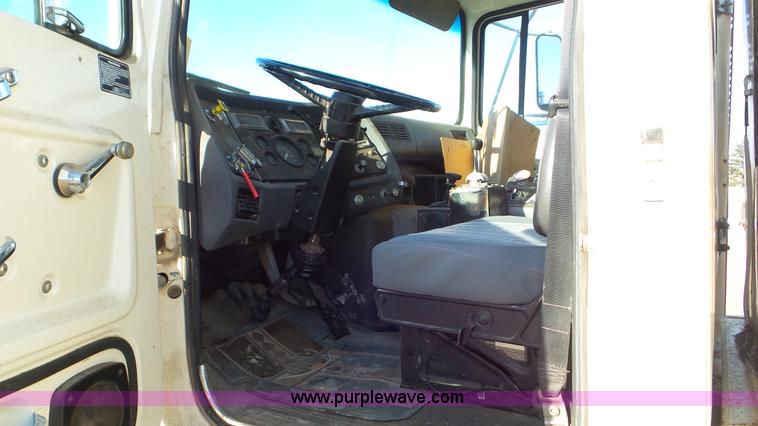 image for item K6962 1990 Ford LN8000 refuse truck