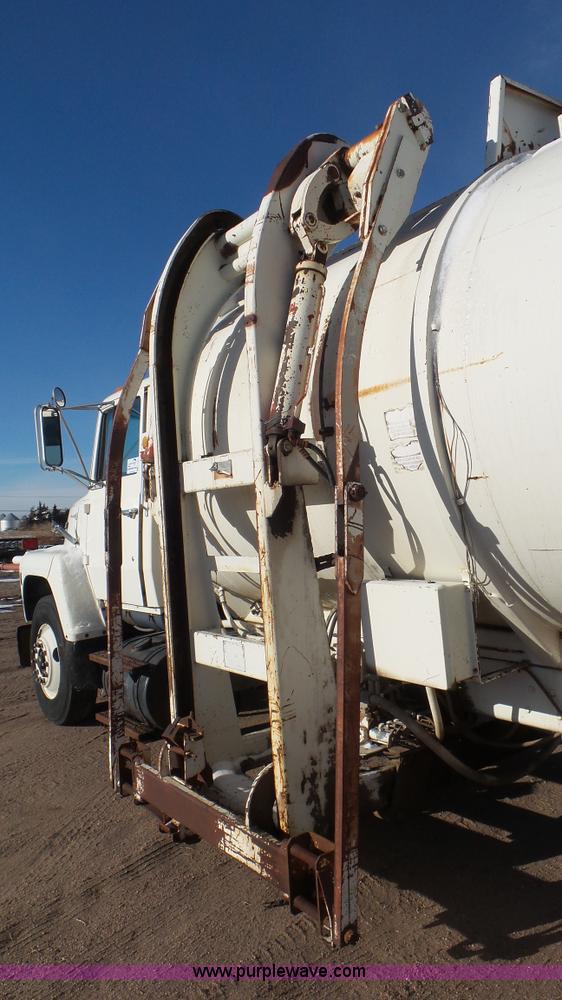image for item K6962 1990 Ford LN8000 refuse truck