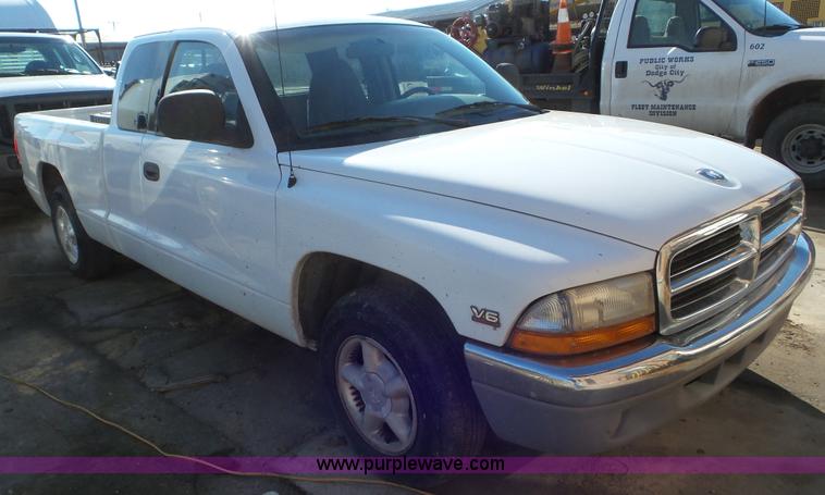 image for item K6971 1998 Dodge Dakota Club Cab pickup truck