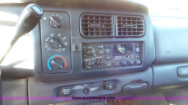 image for item K6971 1998 Dodge Dakota Club Cab pickup truck