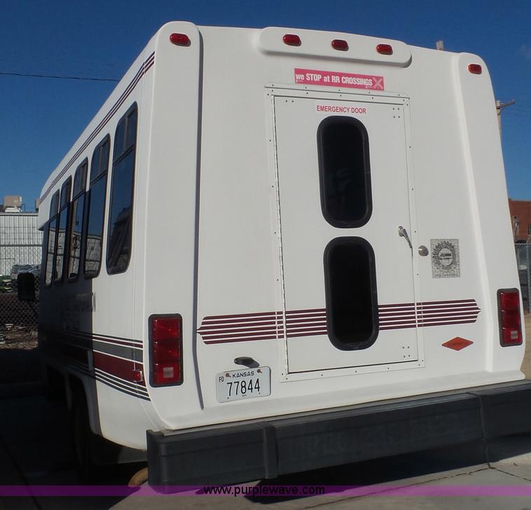 image for item K6972 2000 Ford Econoline E450 bus