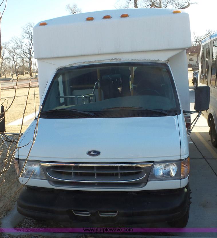 image for item K6972 2000 Ford Econoline E450 bus