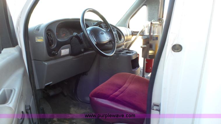 image for item K6972 2000 Ford Econoline E450 bus