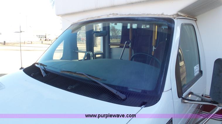 image for item K6972 2000 Ford Econoline E450 bus