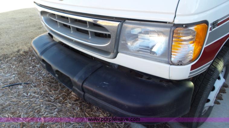 image for item K6972 2000 Ford Econoline E450 bus