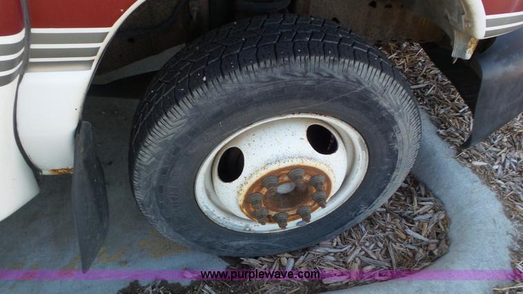 image for item K6972 2000 Ford Econoline E450 bus