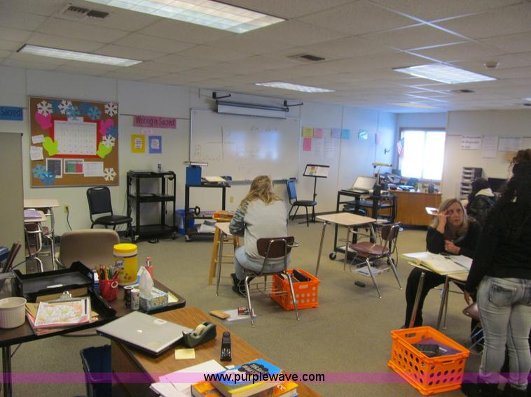 image for item L5506 2001 Forest River Premier mobile classroom