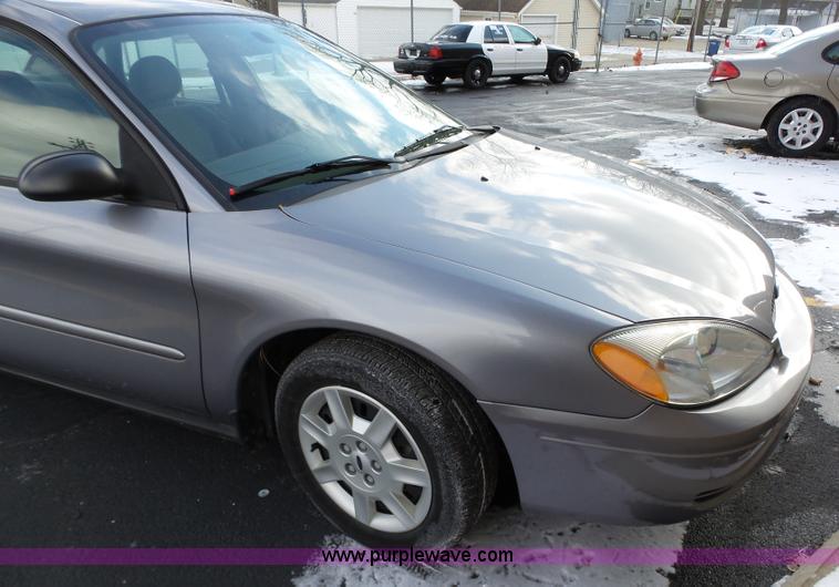 image for item L5540 2006 Ford Taurus SE